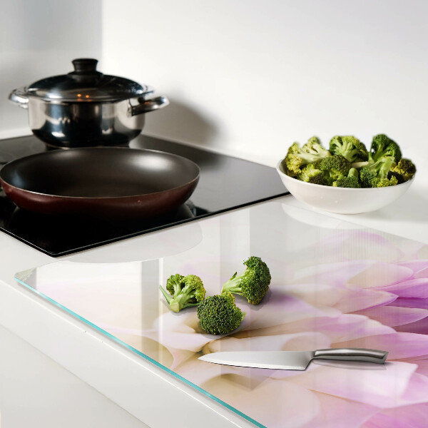 Tabla de cortar Un arreglo floral en tonos morados.