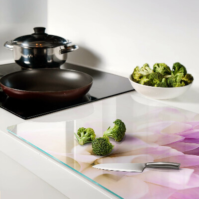 Tabla de cortar Un arreglo floral en tonos morados.