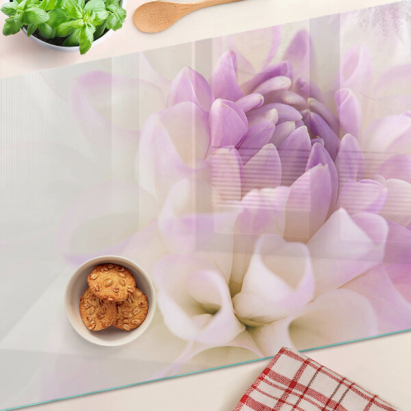 Tabla de cortar Un arreglo floral en tonos morados.