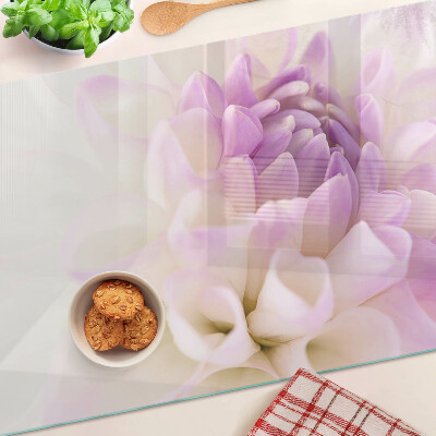 Tabla de cortar Un arreglo floral en tonos morados.