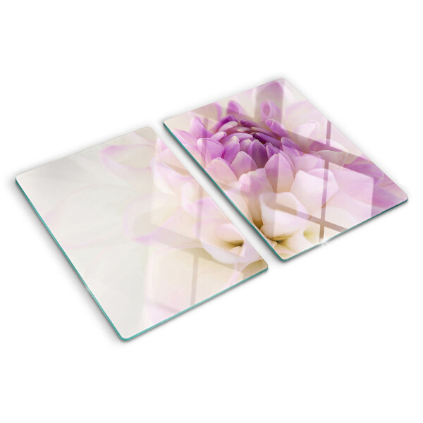 Tabla de cortar Un arreglo floral en tonos morados.