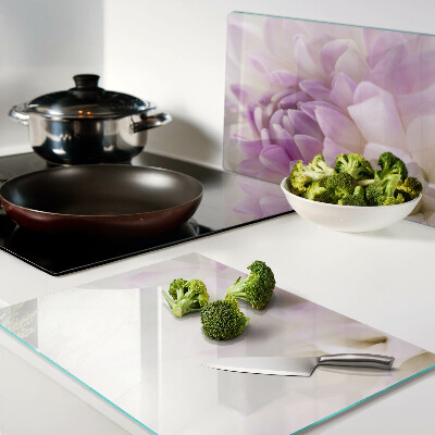 Tabla de cortar Un arreglo floral en tonos morados.