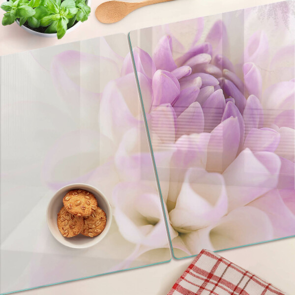 Tabla de cortar Un arreglo floral en tonos morados.