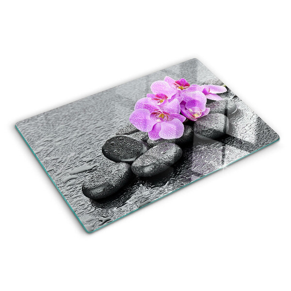 Tabla de cortar Flores y piedras contra el fondo del agua.