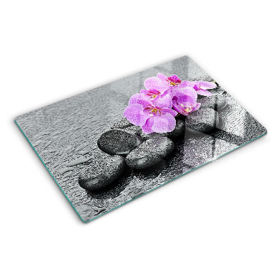 Tabla de cortar Flores y piedras contra el fondo del agua.