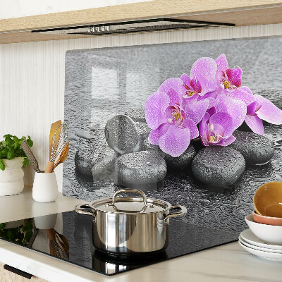 Tabla de cortar Flores y piedras contra el fondo del agua.