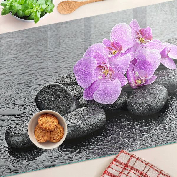 Tabla de cortar Flores y piedras contra el fondo del agua.