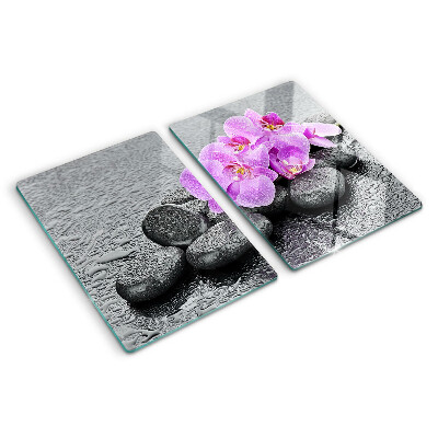 Tabla de cortar Flores y piedras contra el fondo del agua.