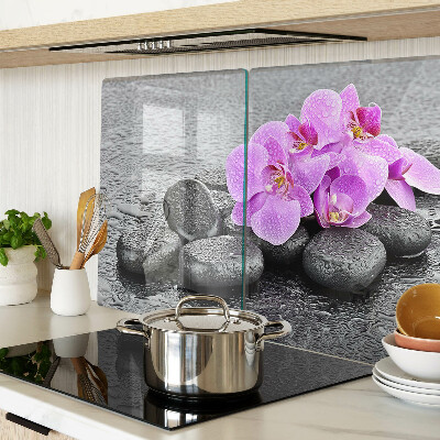 Tabla de cortar Flores y piedras contra el fondo del agua.