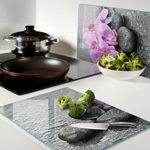 Tabla de cortar Flores y piedras contra el fondo del agua.