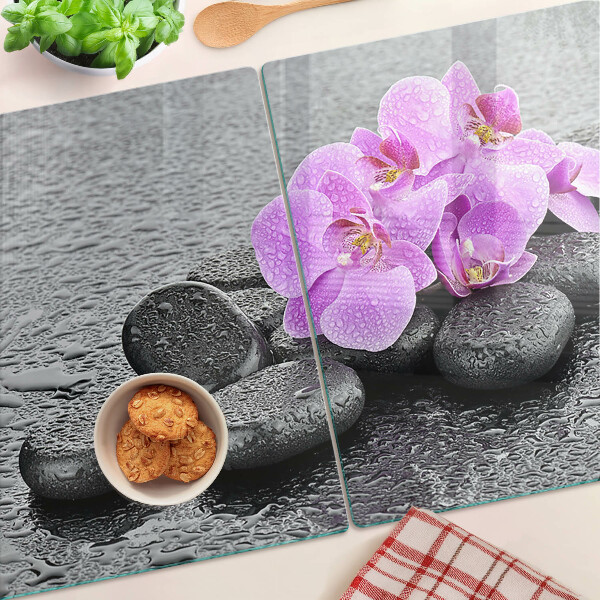 Tabla de cortar Flores y piedras contra el fondo del agua.