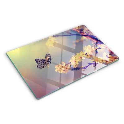 Tabla para cortar Motivo de mariposa sobre un fondo de flores.