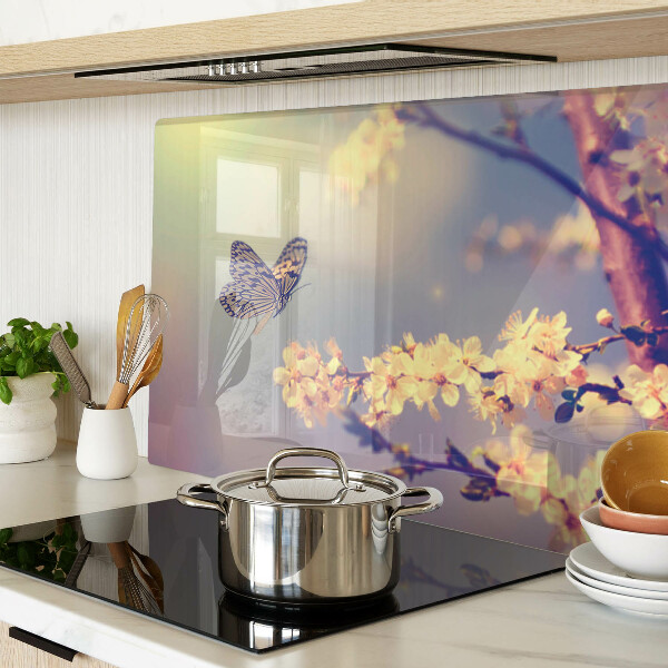 Tabla para cortar Motivo de mariposa sobre un fondo de flores.