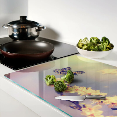 Tabla para cortar Motivo de mariposa sobre un fondo de flores.