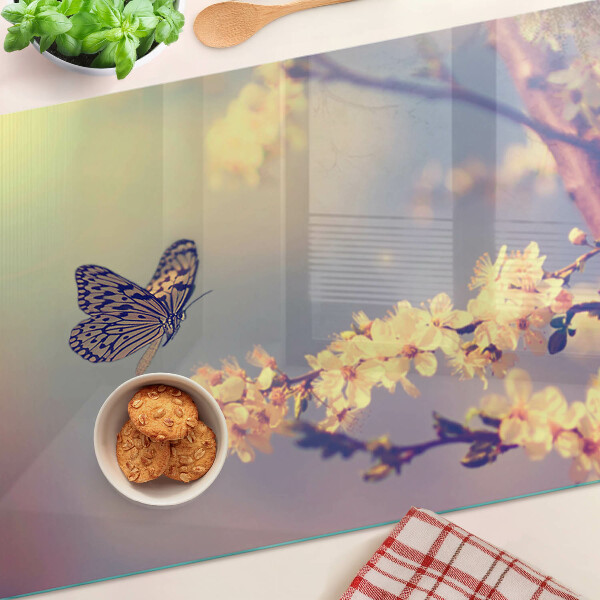 Tabla para cortar Motivo de mariposa sobre un fondo de flores.