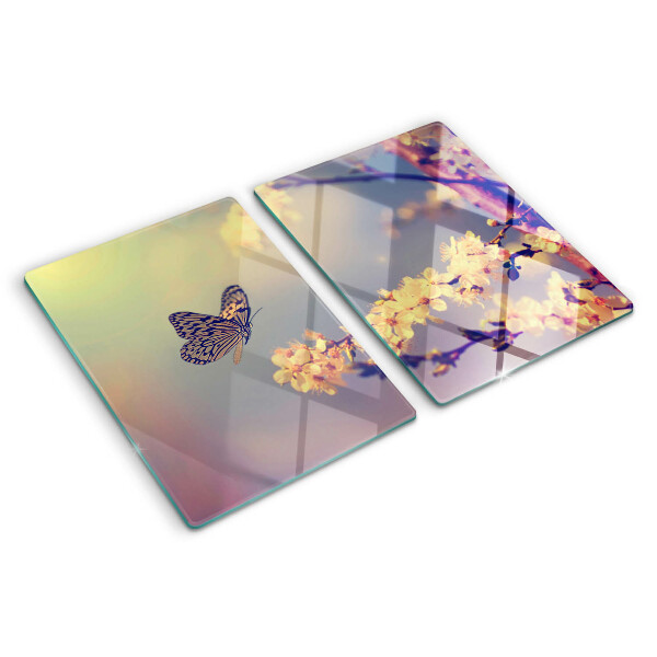 Tabla para cortar Motivo de mariposa sobre un fondo de flores.