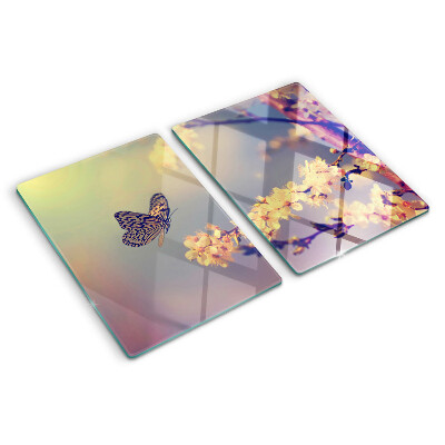 Tabla para cortar Motivo de mariposa sobre un fondo de flores.