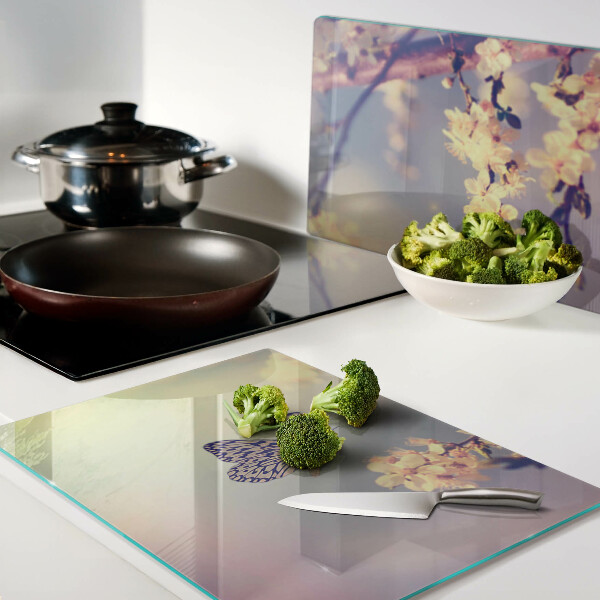 Tabla para cortar Motivo de mariposa sobre un fondo de flores.