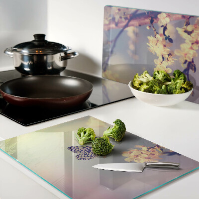 Tabla para cortar Motivo de mariposa sobre un fondo de flores.