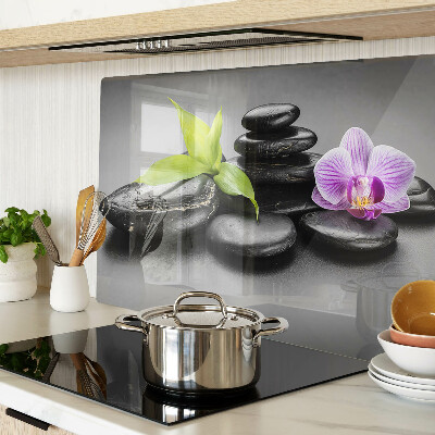 Tabla de cocina Piedras y orquídea al fondo.