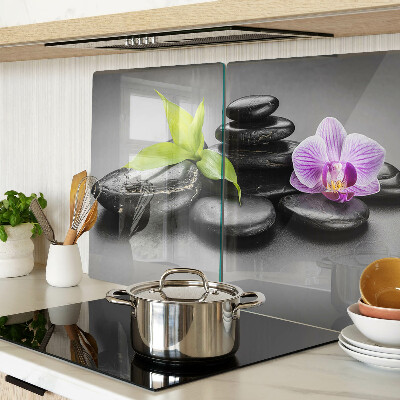 Tabla de cocina Piedras y orquídea al fondo.