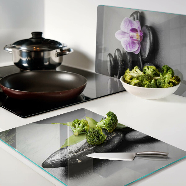 Tabla de cocina Piedras y orquídea al fondo.