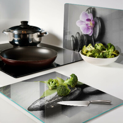 Tabla de cocina Piedras y orquídea al fondo.