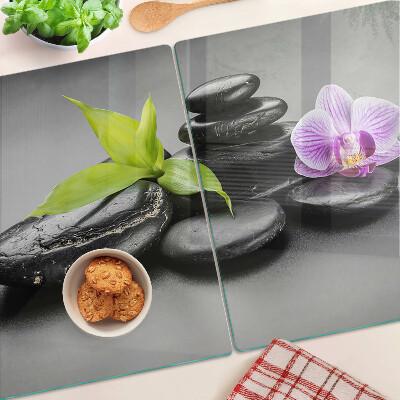 Tabla de cocina Piedras y orquídea al fondo.