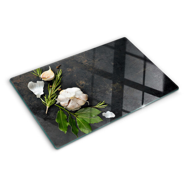 Tabla de cortar Flores y hierbas sobre un fondo de mármol.