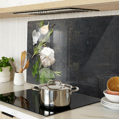 Tabla de cortar Flores y hierbas sobre un fondo de mármol.