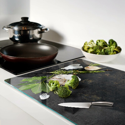 Tabla de cortar Flores y hierbas sobre un fondo de mármol.