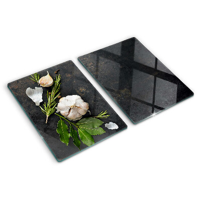 Tabla de cortar Flores y hierbas sobre un fondo de mármol.