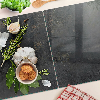 Tabla de cortar Flores y hierbas sobre un fondo de mármol.