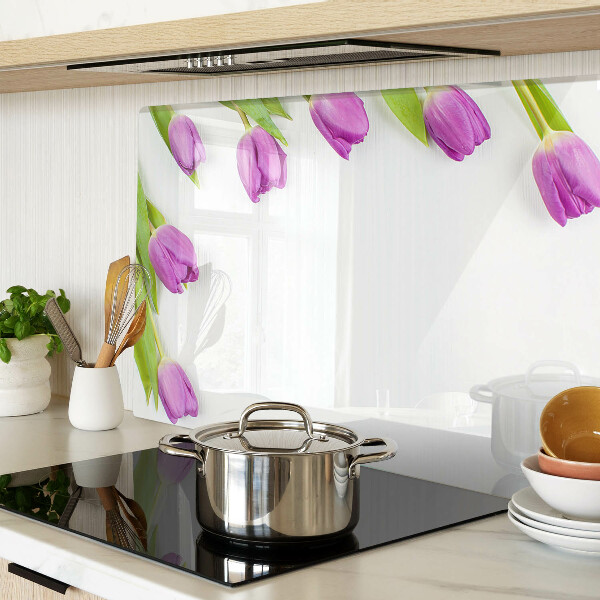 Tabla para cortar Tulipanes sobre fondo blanco