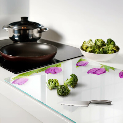 Tabla para cortar Tulipanes sobre fondo blanco