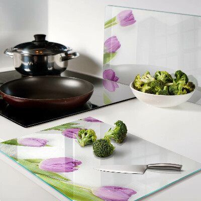 Tabla para cortar Tulipanes sobre fondo blanco