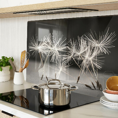 Tabla de cortar Dientes de león esponjosos sobre un fondo monocromático