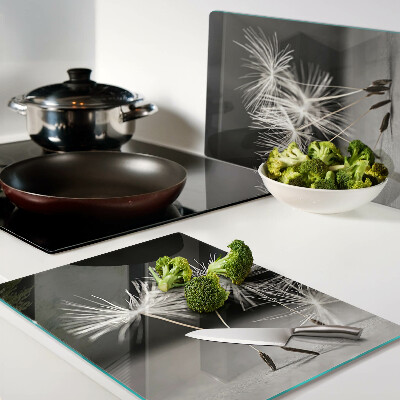 Tabla de cortar Dientes de león esponjosos sobre un fondo monocromático