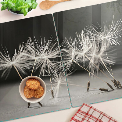 Tabla de cortar Dientes de león esponjosos sobre un fondo monocromático