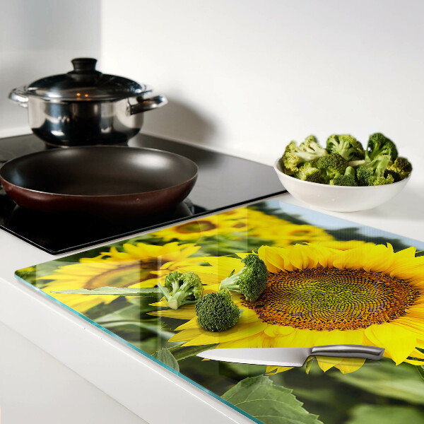 Tabla para cortar Girasoles sobre un fondo verde.