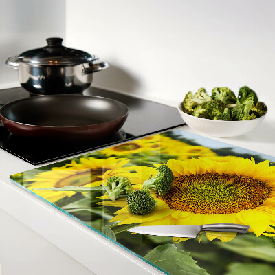 Tabla para cortar Girasoles sobre un fondo verde.