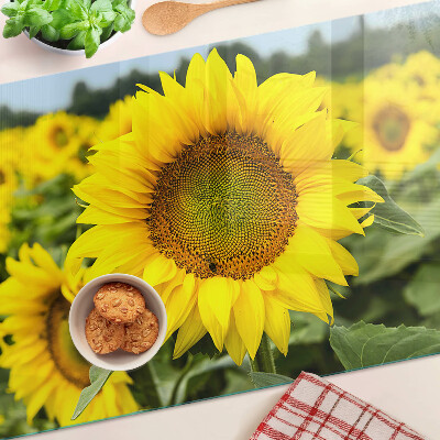 Tabla para cortar Girasoles sobre un fondo verde.