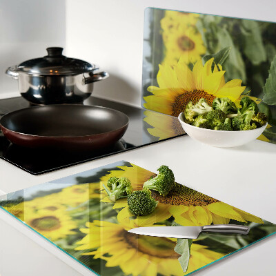 Tabla para cortar Girasoles sobre un fondo verde.