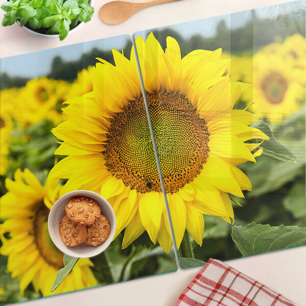 Tabla para cortar Girasoles sobre un fondo verde.