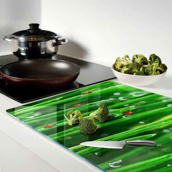 Szklana deska do krojenia Krople wody na trawie z biedronkami