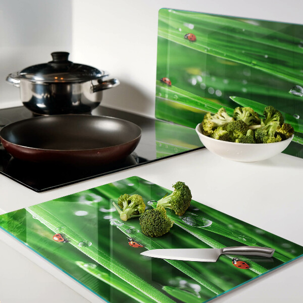 Szklana deska do krojenia Krople wody na trawie z biedronkami