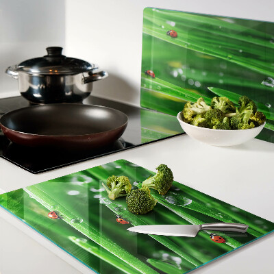 Tabla de cocina Gotas de agua sobre el césped con mariquitas