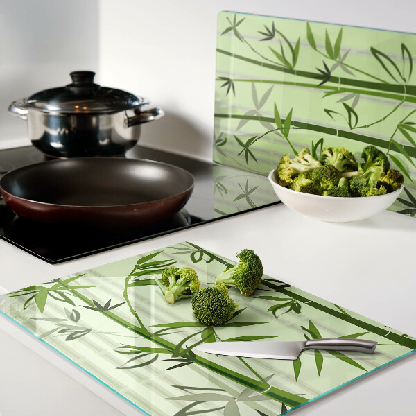 Tabla de cortar de cristal Bambú sobre un fondo verde