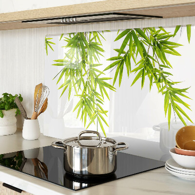 Tabla de cortar Hojas de bambú contra el fondo de la ventana.