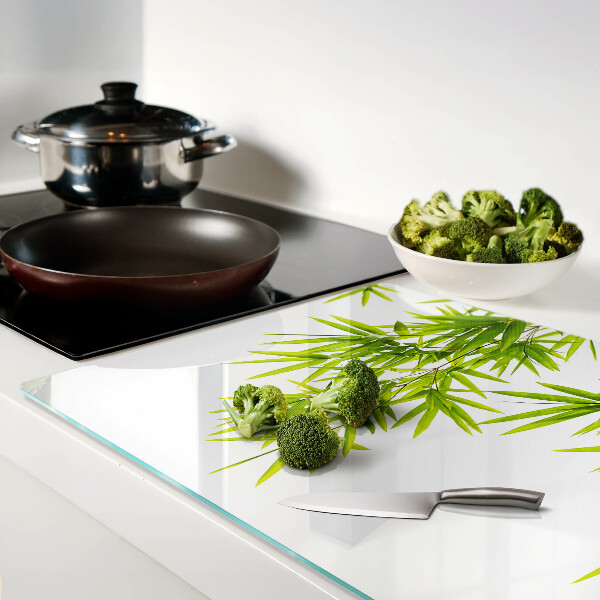 Tabla de cortar Hojas de bambú contra el fondo de la ventana.